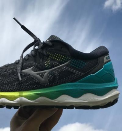 TEST: MIZUNO WAVE SKY 4 – Neutral løbesko med spændende opdatering af mellemsålen