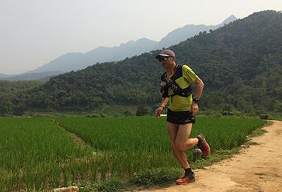 Simon Grimstrup vinder varmt og hårdt trail-etapeløb på Fiji!