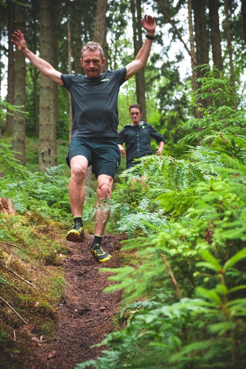 Simon Grimstrup på vej ned af stigningen han satte verdensrekord på. I sine Scott Supertrac RC2